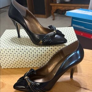 Elegant Black leather Heels with Bow Accent